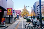地下鉄北四番丁駅の北１番出口から出て、そのまま東へまっすぐ進みます