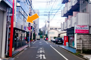 最初の十字路の左手前のビルです