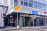 美容室「Viale（ヴィアーレ）」さんの左側の入口よりお入り下さい
